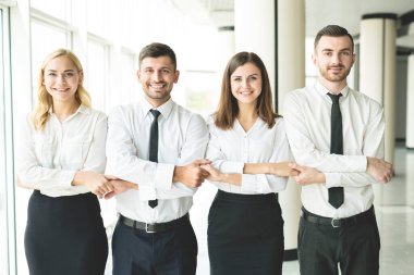 Gülümseme işi insanları el ele tutuşur.