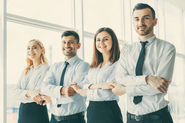 Gli Uomini Affari Sorridenti Tengono Mano — Foto Stock