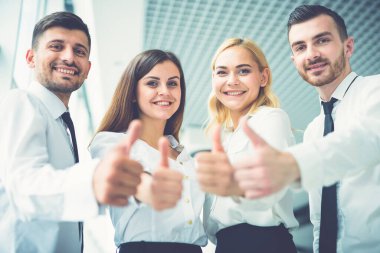 Dört mutlu insan başparmak kaldırır