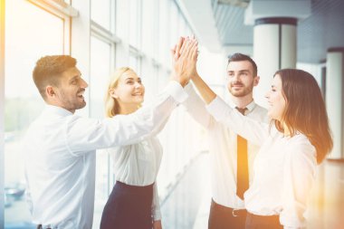 Mutlu iş adamları güneşin altında selamlıyorlar.