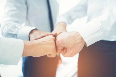 Dört iş adamı yumrukla selamlıyor.