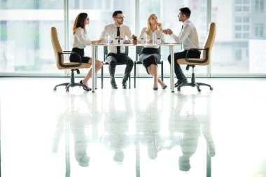 İş adamları konferansta masada oturuyorlar.