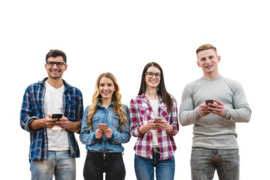 Telefonları olan dört mutlu insan beyaz duvar arkasında duruyor.