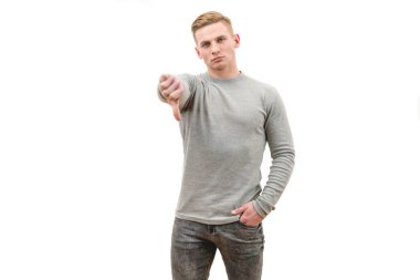 Adam beyaz arka planda baş parmağını kaldırıyor.