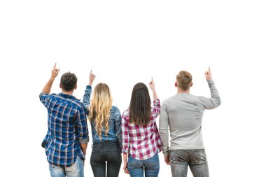 Dört kişi beyaz arka planda hareket ediyor.