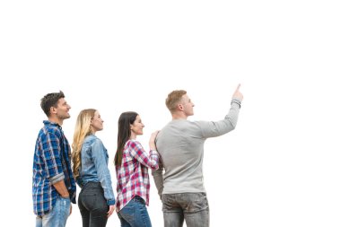 Dört mutlu insan beyaz arka planda durup el kol hareketi yapıyor.