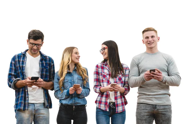 Quatro Pessoas Felizes Com Telefones Estão Fundo Parede Branca — Fotografia de Stock