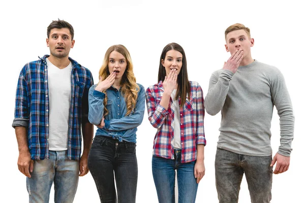 Die Vier Überraschten Menschen Stehen Auf Weißem Hintergrund — Stockfoto