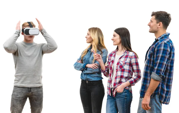 Los Cuatro Amigos Diversión Con Gafas Realidad Virtual Fondo Blanco —  Fotos de Stock