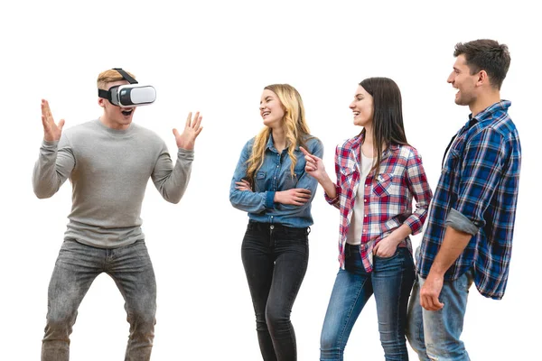 Fire Vennene Morer Seg Med Virtual Reality Briller Hvit Bakgrunn – stockfoto