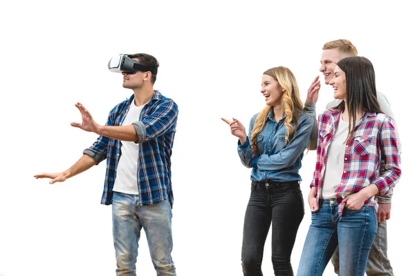 Quatro Amigos Felizes Diversão Com Óculos Realidade Virtual Fundo Branco — Fotografia de Stock