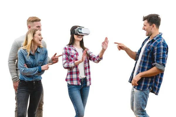 Quatro Pessoas Positivas Divertem Com Óculos Realidade Virtual Fundo Branco — Fotografia de Stock