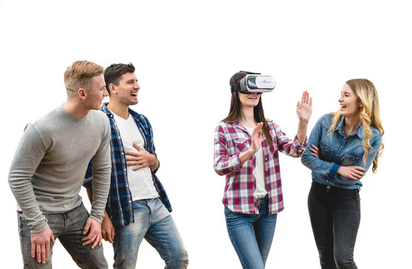 Quatro Pessoas Positivas Divertem Com Óculos Realidade Virtual Fundo Branco — Fotografia de Stock
