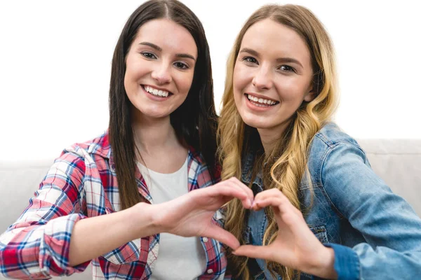 Duas Meninas Mostram Símbolo Coração Fundo Branco — Fotografia de Stock