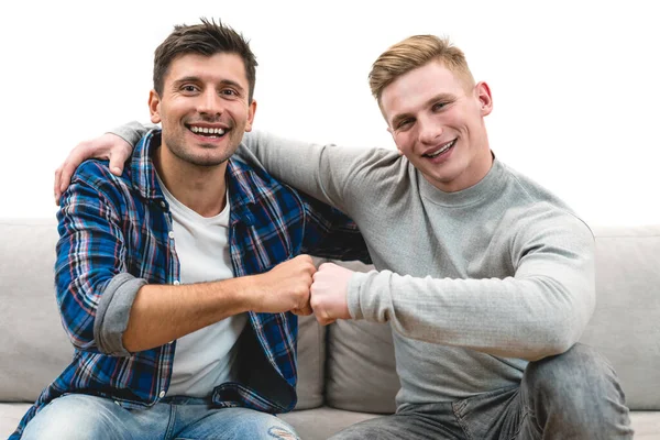 Dois Homens Felizes Cumprimentando Fundo Branco — Fotografia de Stock