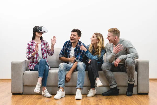 Amigos Divertem Com Óculos Realidade Virtual Fundo Branco — Fotografia de Stock