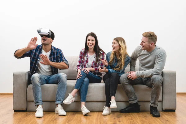 Amigos Felizes Divertem Com Óculos Realidade Virtual Fundo Branco — Fotografia de Stock