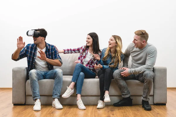 Amigos Felizes Divertem Com Óculos Realidade Virtual Fundo Branco — Fotografia de Stock