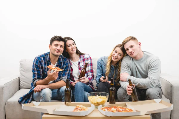 Kedua Pasangan Menonton Dengan Pizza Dan Bir Latar Belakang Putih — Stok Foto