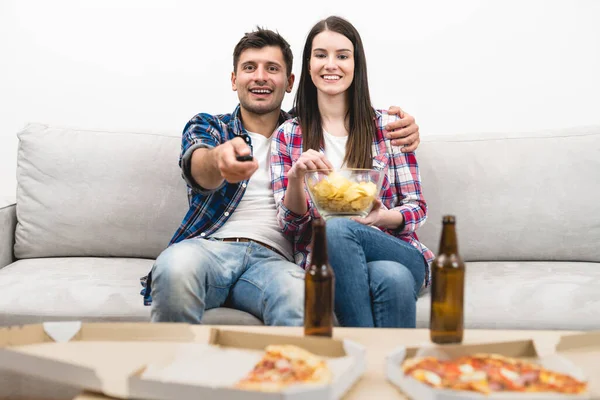 Pasangan Bahagia Sofa Menonton Televisi Latar Belakang Dinding Putih — Stok Foto