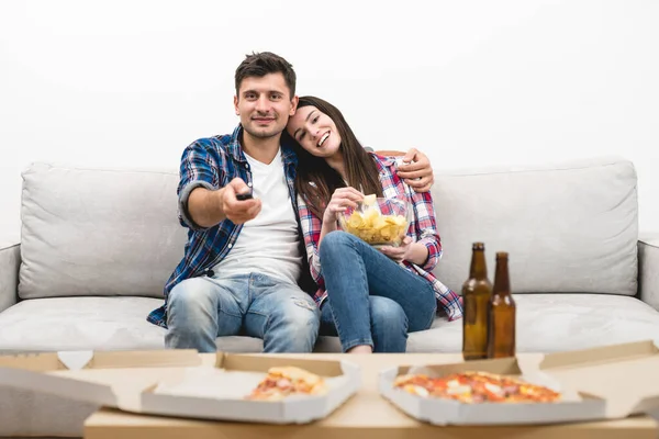 Den Lykkelige Mannen Kvinne Ser Med Hvit Veggbakgrunn – stockfoto