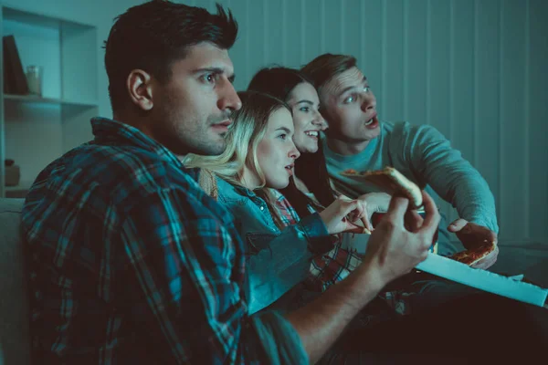 Les Quatre Personnes Avec Une Pizza Regardent Film Sur Canapé — Photo