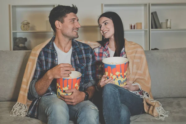 Pria Yang Bahagia Dan Seorang Wanita Makan Popcorn Dan Menonton — Stok Foto
