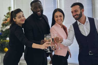 Dört iş adamı şampanya içiyor.