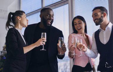 Mutlu iş adamları şampanya içiyor.