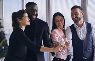 Mutlu iş adamları şampanya içiyor.