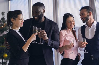 Ofiste şampanya içen mutlu iş adamları.