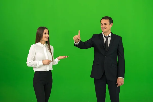 Mannen Och Kvinnan Vidrör Den Virtuella Skärmen Den Gröna Bakgrunden — Stockfoto