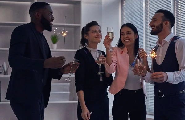 Чотири Бізнесмени Ють Шампанське Тримають Блискавки — стокове фото