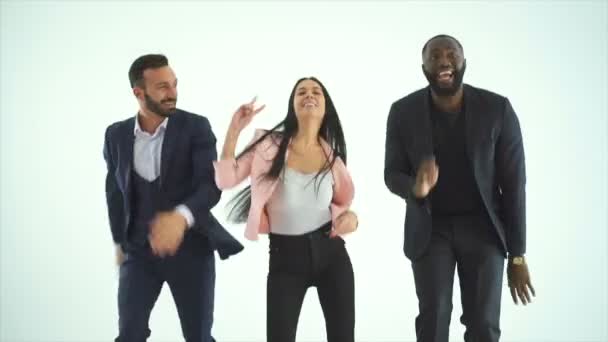 Las Tres Personas Felices Bailando Sobre Fondo Blanco — Vídeo de stock