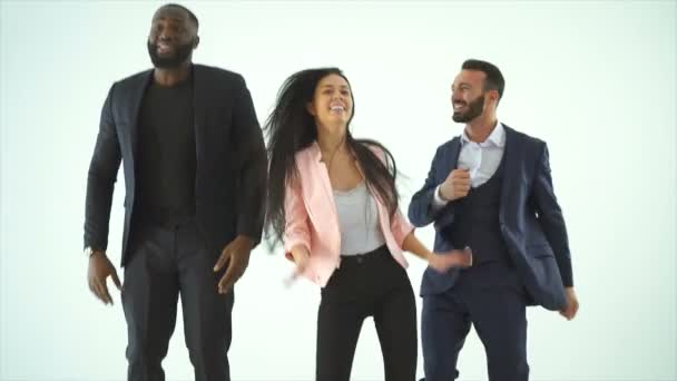 Три Бізнесмени Танцюють Білому Тлі Повільний Рух — стокове відео