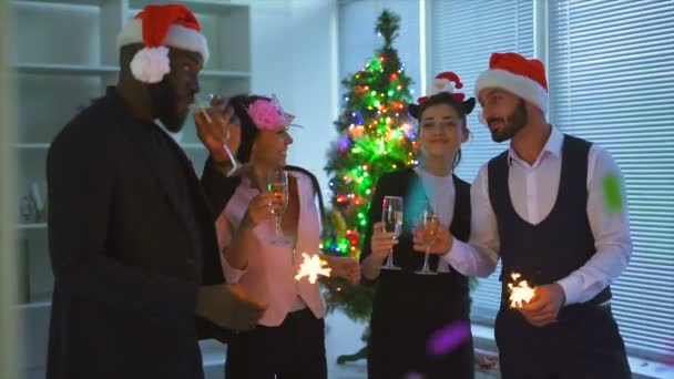 オフィスでシャンパンを飲む4人の幸せな人々 スローモーション — ストック動画