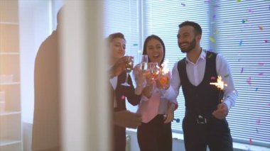 Ofiste alkol içen dört iş adamı. yavaş çekim