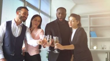 Ofiste alkol içen dört iş adamı. yavaş çekim