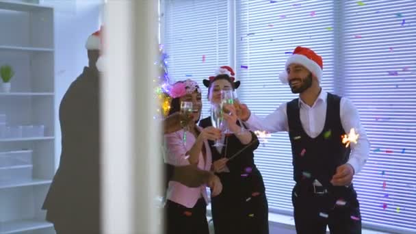 オフィスでクリスマスを祝う4人のビジネス人 スローモーション — ストック動画