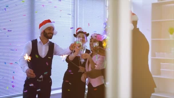 Vier Gelukkige Mensen Die Kerst Vieren Kantoor Slow Motion — Stockvideo