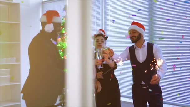 Vier Gelukkige Mensen Die Champagne Drinken Kantoor Slow Motion — Stockvideo