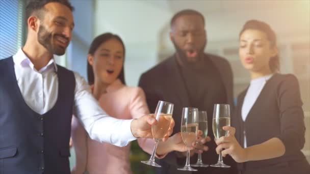 Los Cuatro Empresarios Que Beben Alcohol Cámara Lenta — Vídeo de stock
