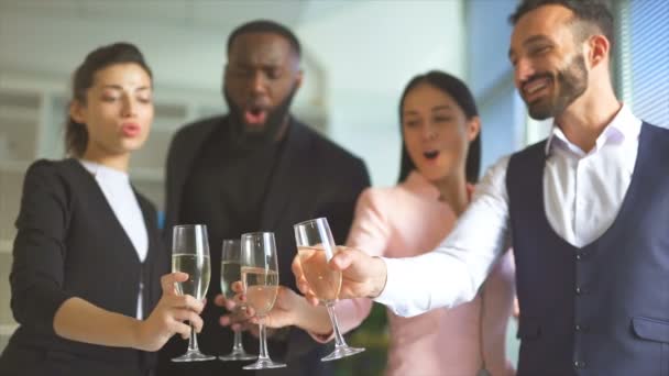 4人の幸せな人がアルコールを飲む スローモーション — ストック動画