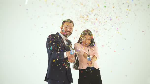 Zakenman Een Zakenvrouw Spelen Met Confetti Slow Motion — Stockvideo