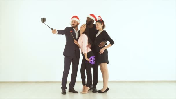 Vier Zakenmensen Die Selfie Maken Witte Achtergrond Slow Motion — Stockvideo