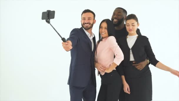 Beyaz Arka Planda Selfie Çeken Dört Mutlu Insan Yavaş Çekim — Stok video