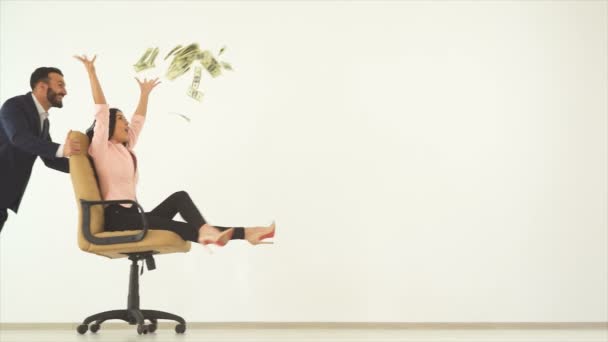 Szczęśliwy Mężczyzna Kobieta Bawiący Się Krzesłem Pieniędzmi Zwolniony Ruch — Wideo stockowe