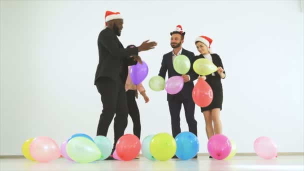 風船で踊る4人の幸せな人々 スローモーション — ストック動画