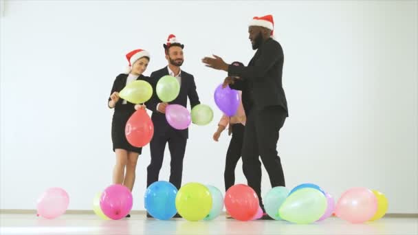 Die Vier Geschäftsleute Tanzen Mit Luftballons Zeitlupe — Stockvideo