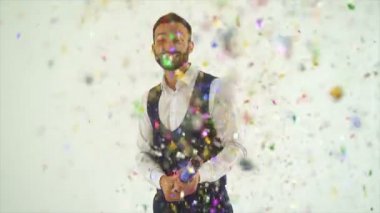 Patatesleri konfetiyle açan adam. yavaş çekim